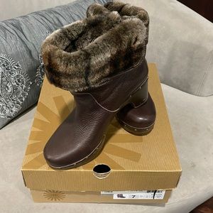 FALL CLEARANCE 🔥🔥 
Uggg boots brown with plaid fur inside. Sz 7
